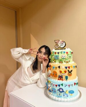 Mizuki Yamamoto Instagram - ☾𓈒𓂂𓏸

 「ポケモン30周年、はじまる」キックオフ発表会
に出演しました！

高杉真宙くんと永尾柚乃ちゃんそして、レインボーのおふたりと
30年分のポケモン年表を見ながら楽しくトークをしたり、スペシャルなケーキが登場したり。
12匹の野球のユニフォームを着た可愛いピカチュウ達とも会えました♡
⁡
私の人生、思い返せばずっとポケモン達と一緒だった気がします。

30周年のイベント、まだまだ色んなサプライズがありそうで、楽しみです、、、♡

これからもずっとポケモンを愛し続けます!!
改めて、ポケモン30周年おめでとうございます！

#PR
#ポケモン30周年