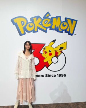 Mizuki Yamamoto Instagram - ☾𓈒𓂂𓏸

 「ポケモン30周年、はじまる」キックオフ発表会
に出演しました！

高杉真宙くんと永尾柚乃ちゃんそして、レインボーのおふたりと
30年分のポケモン年表を見ながら楽しくトークをしたり、スペシャルなケーキが登場したり。
12匹の野球のユニフォームを着た可愛いピカチュウ達とも会えました♡
⁡
私の人生、思い返せばずっとポケモン達と一緒だった気がします。

30周年のイベント、まだまだ色んなサプライズがありそうで、楽しみです、、、♡

これからもずっとポケモンを愛し続けます!!
改めて、ポケモン30周年おめでとうございます！

#PR
#ポケモン30周年