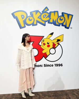 Mizuki Yamamoto Instagram - ☾𓈒𓂂𓏸

 「ポケモン30周年、はじまる」キックオフ発表会
に出演しました！

高杉真宙くんと永尾柚乃ちゃんそして、レインボーのおふたりと
30年分のポケモン年表を見ながら楽しくトークをしたり、スペシャルなケーキが登場したり。
12匹の野球のユニフォームを着た可愛いピカチュウ達とも会えました♡
⁡
私の人生、思い返せばずっとポケモン達と一緒だった気がします。

30周年のイベント、まだまだ色んなサプライズがありそうで、楽しみです、、、♡

これからもずっとポケモンを愛し続けます!!
改めて、ポケモン30周年おめでとうございます！

#PR
#ポケモン30周年