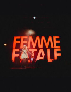 Mon Laferte Instagram - Estoy tan feliz de haber empezado el Femme Fatale Tour 🥹 qué regalo cantar al ladito del mar, en la hermosiisiiiiima ciudad, La Paz, Baja California Sur 🌹 gracias a esos más de 20 mil corazones 😭😭 que nos acompañaron. 
Mañana Veracruz, y que creen? Les voy a cantar Veracruz 🥹
