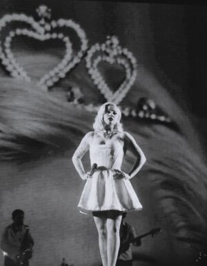 Mon Laferte Instagram - Estoy tan feliz de haber empezado el Femme Fatale Tour 🥹 qué regalo cantar al ladito del mar, en la hermosiisiiiiima ciudad, La Paz, Baja California Sur 🌹 gracias a esos más de 20 mil corazones 😭😭 que nos acompañaron. 
Mañana Veracruz, y que creen? Les voy a cantar Veracruz 🥹
