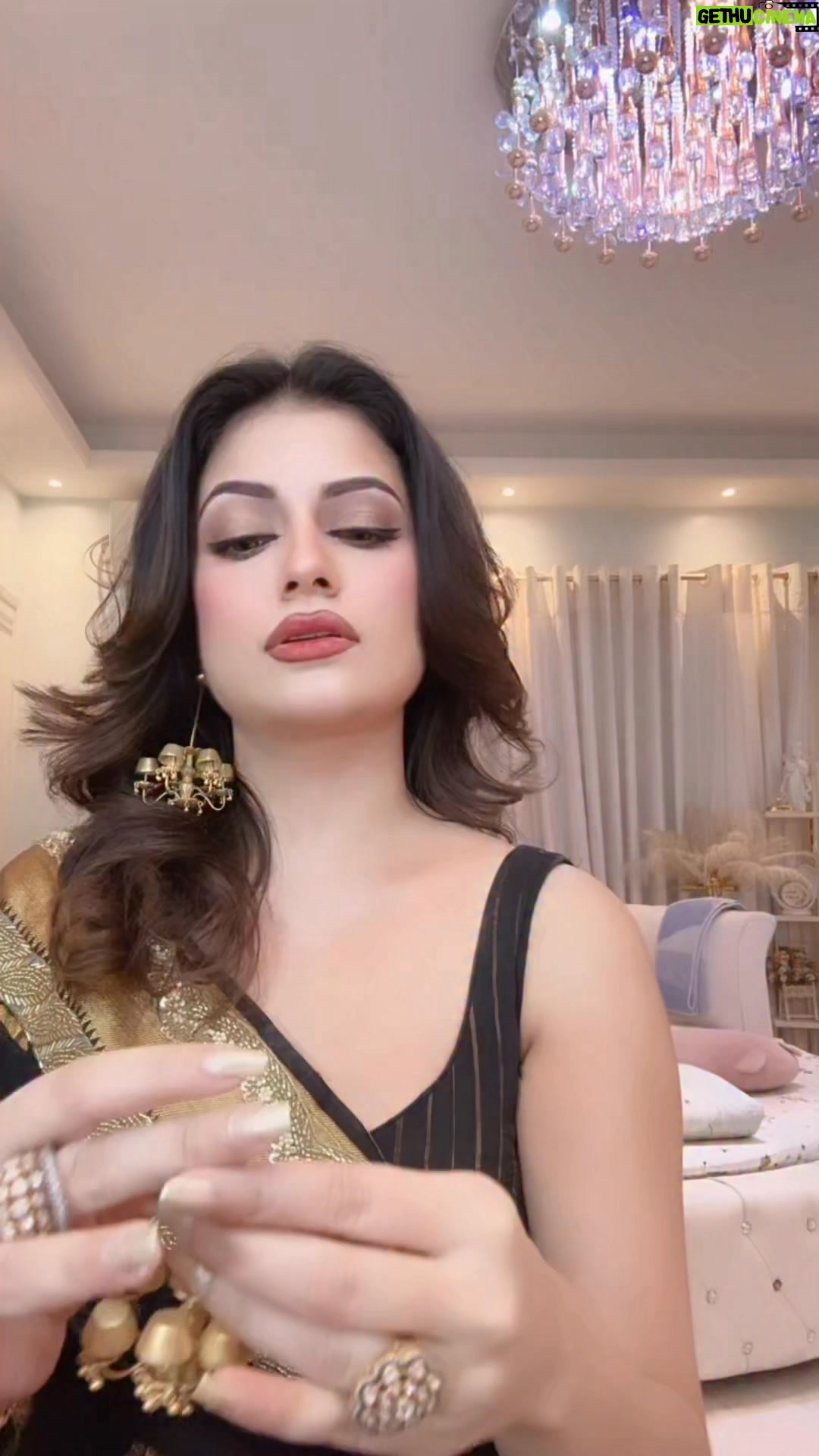 Mondera Chakroborty - 11.4K Likes - I love my hair ufffff 🫠🖤💫 #blacksaree #eventlook #peace #Mondera #lifeisgood #ilovemyself 💫💫💫