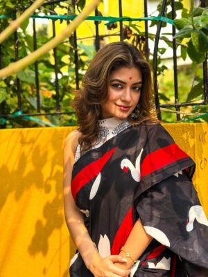 Mondera Chakroborty Instagram - ❤️🖤💫
#bengali #look #kolkata #mondera #ılovemyself