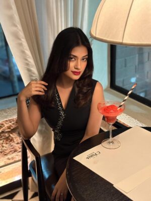 Mondera Chakroborty Instagram - If you enjoy the fragrance of a rose, you must accept the thorns which it bears 🥀❤️💫
#love #peace #outing #mondera #ilovemyself 💫💫💫💫