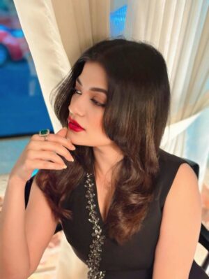Mondera Chakroborty Instagram - If you enjoy the fragrance of a rose, you must accept the thorns which it bears 🥀❤️💫
#love #peace #outing #mondera #ilovemyself 💫💫💫💫