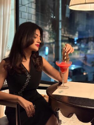 Mondera Chakroborty Instagram - If you enjoy the fragrance of a rose, you must accept the thorns which it bears 🥀❤️💫
#love #peace #outing #mondera #ilovemyself 💫💫💫💫