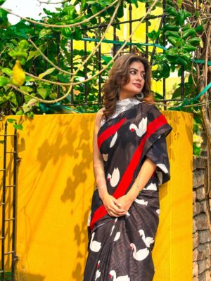Mondera Chakroborty Instagram - সখী,ভাবনা কাহারে বলে
সখী,যাতনা কাহারে বলে
তোমরা যে বলো দিবস-রজনী ‘ভালোবাসা’ ‘ভালোবাসা’সখী, ভালোবাসা কারে কয়!
সে কি কেবলই যাতনাময়
#aesthetic
#sareelook
#mood
#kolkata
#mondera