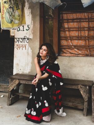 Mondera Chakroborty Instagram - সখী,ভাবনা কাহারে বলে
সখী,যাতনা কাহারে বলে
তোমরা যে বলো দিবস-রজনী ‘ভালোবাসা’ ‘ভালোবাসা’সখী, ভালোবাসা কারে কয়!
সে কি কেবলই যাতনাময়
#aesthetic
#sareelook
#mood
#kolkata
#mondera