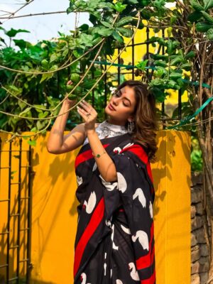 Mondera Chakroborty Instagram - সখী,ভাবনা কাহারে বলে
সখী,যাতনা কাহারে বলে
তোমরা যে বলো দিবস-রজনী ‘ভালোবাসা’ ‘ভালোবাসা’সখী, ভালোবাসা কারে কয়!
সে কি কেবলই যাতনাময়
#aesthetic
#sareelook
#mood
#kolkata
#mondera