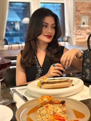 Mondera Chakroborty Instagram - Eat,laugh,and love with the best company ❤️💫
#peace #dinnertime #outing #lifeisgood #mondera 💫💫💫