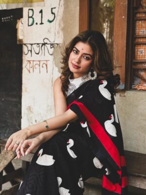 Mondera Chakroborty Instagram - সখী,ভাবনা কাহারে বলে
সখী,যাতনা কাহারে বলে
তোমরা যে বলো দিবস-রজনী ‘ভালোবাসা’ ‘ভালোবাসা’সখী, ভালোবাসা কারে কয়!
সে কি কেবলই যাতনাময়
#aesthetic
#sareelook
#mood
#kolkata
#mondera
