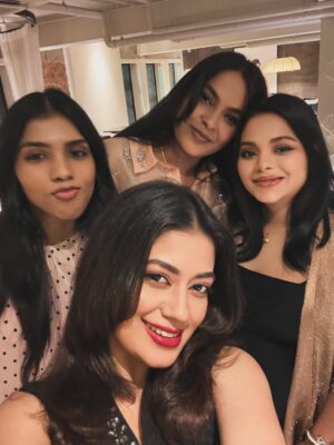 Mondera Chakroborty Instagram - Eat,laugh,and love with the best company ❤️💫
#peace #dinnertime #outing #lifeisgood #mondera 💫💫💫