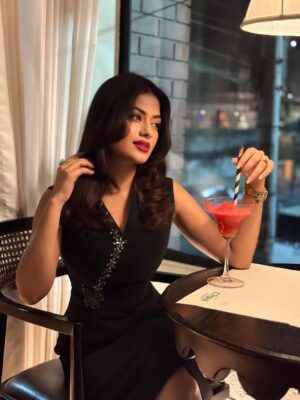Mondera Chakroborty Instagram - Eat,laugh,and love with the best company ❤️💫
#peace #dinnertime #outing #lifeisgood #mondera 💫💫💫