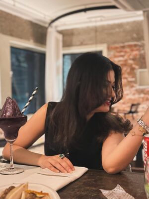 Mondera Chakroborty Instagram - Eat,laugh,and love with the best company ❤️💫
#peace #dinnertime #outing #lifeisgood #mondera 💫💫💫