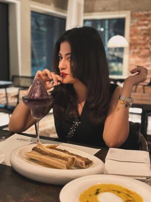 Mondera Chakroborty Instagram - Eat,laugh,and love with the best company ❤️💫
#peace #dinnertime #outing #lifeisgood #mondera 💫💫💫