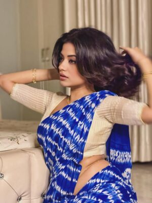 Mondera Chakroborty Instagram - বুকে তোমায় রাখতে প্রিয়
চোখে আমার বারি ঝরে
চোখে যদি রাখতে চাই
বুকে উঠে ব্যথা ভ’রে 💙💫
#love #passion #peace #mondera #ılovemyself 💫
