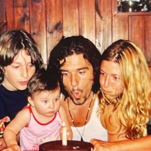 Mónica Ayos Instagram - 🎂👑Feliz cumpleaños ayer, hoy y siempre amor nuestro♥️👑. Que la vida nos siga sorprendiendo con mas sueños cumplidos y felices por el mundo. Que todo el esfuerzo de lo construido nos siga abrazando amorosamente 🙏🏻♥️. Te amo @diegooliveraok ❤️‍🔥🎁🌎🌏🌍🗺️👑