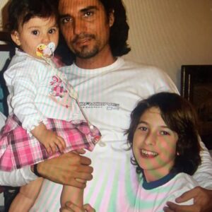 Mónica Ayos Instagram - 🎂👑Feliz cumpleaños ayer, hoy y siempre amor nuestro♥️👑. Que la vida nos siga sorprendiendo con mas sueños cumplidos y felices por el mundo. Que todo el esfuerzo de lo construido nos siga abrazando amorosamente 🙏🏻♥️. Te amo @diegooliveraok ❤️‍🔥🎁🌎🌏🌍🗺️👑
