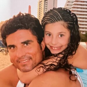Mónica Ayos Instagram - 🎂👑Feliz cumpleaños ayer, hoy y siempre amor nuestro♥️👑. Que la vida nos siga sorprendiendo con mas sueños cumplidos y felices por el mundo. Que todo el esfuerzo de lo construido nos siga abrazando amorosamente 🙏🏻♥️. Te amo @diegooliveraok ❤️‍🔥🎁🌎🌏🌍🗺️👑