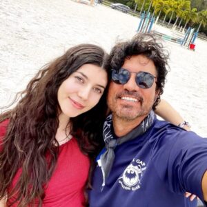 Mónica Ayos Instagram - 🎂👑Feliz cumpleaños ayer, hoy y siempre amor nuestro♥️👑. Que la vida nos siga sorprendiendo con mas sueños cumplidos y felices por el mundo. Que todo el esfuerzo de lo construido nos siga abrazando amorosamente 🙏🏻♥️. Te amo @diegooliveraok ❤️‍🔥🎁🌎🌏🌍🗺️👑