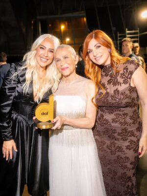 Mónica Naranjo Instagram - Ayer fue un día muy bonito para mi y no solo por el reconocimiento de cadena Dial, a quienes les agradezco infinito este galardón, sino porque tuve la ocasión de encontrarme a muchos compañeros a los que quiero, respeto y admiro.🙏🏼🙏🏼🙏🏼

Millones de gracias a la vida por estos momentos tan mágicos e inolvidables.❤️❤️❤️

Os quiero a todos!!!!🥰🥰🥰