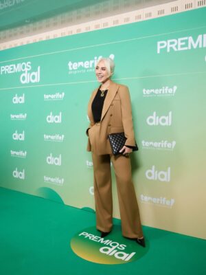 Mónica Naranjo Instagram - Millones de gracias @cadena_dial por este reconocimiento!!! Qué emoción!!! ❤️❤️❤️🥰🥰🥰

💄: @mateo.makeup by @givenchybeauty 
👗: @seeiou_juanavellaneda 
💎: @viddajewelry 
📸: @salvamuste