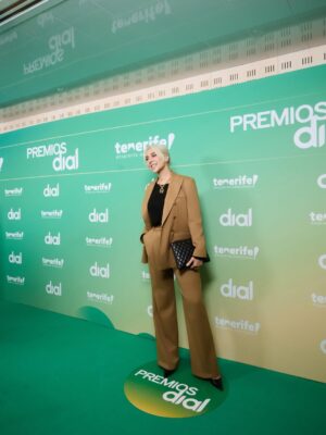 Mónica Naranjo Instagram - Millones de gracias @cadena_dial por este reconocimiento!!! Qué emoción!!! ❤️❤️❤️🥰🥰🥰

💄: @mateo.makeup by @givenchybeauty 
👗: @seeiou_juanavellaneda 
💎: @viddajewelry 
📸: @salvamuste