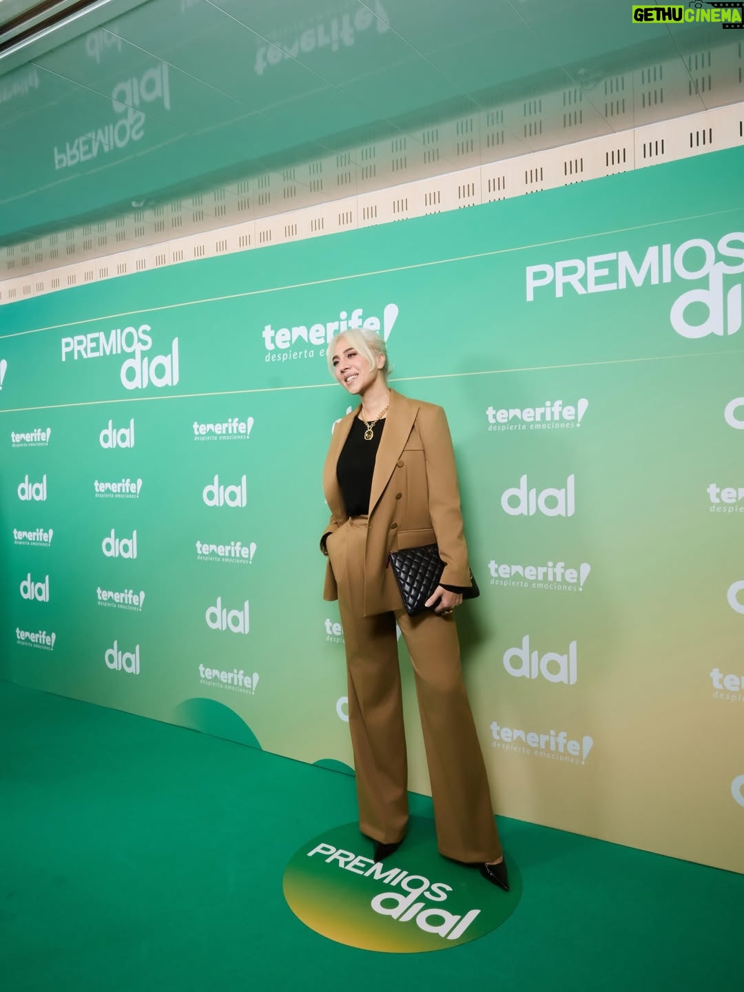 Mónica Naranjo - 4.3K Likes - Millones de gracias @cadena_dial por este reconocimiento!!! Qué emoción!!! ❤️❤️❤️🥰🥰🥰

💄: @mateo.makeup by @givenchybeauty 
👗: @seeiou_juanavellaneda 
💎: @viddajewelry 
📸: @salvamuste