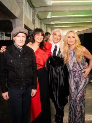 Mónica Naranjo Instagram - Ayer fue un día muy bonito para mi y no solo por el reconocimiento de cadena Dial, a quienes les agradezco infinito este galardón, sino porque tuve la ocasión de encontrarme a muchos compañeros a los que quiero, respeto y admiro.🙏🏼🙏🏼🙏🏼

Millones de gracias a la vida por estos momentos tan mágicos e inolvidables.❤️❤️❤️

Os quiero a todos!!!!🥰🥰🥰