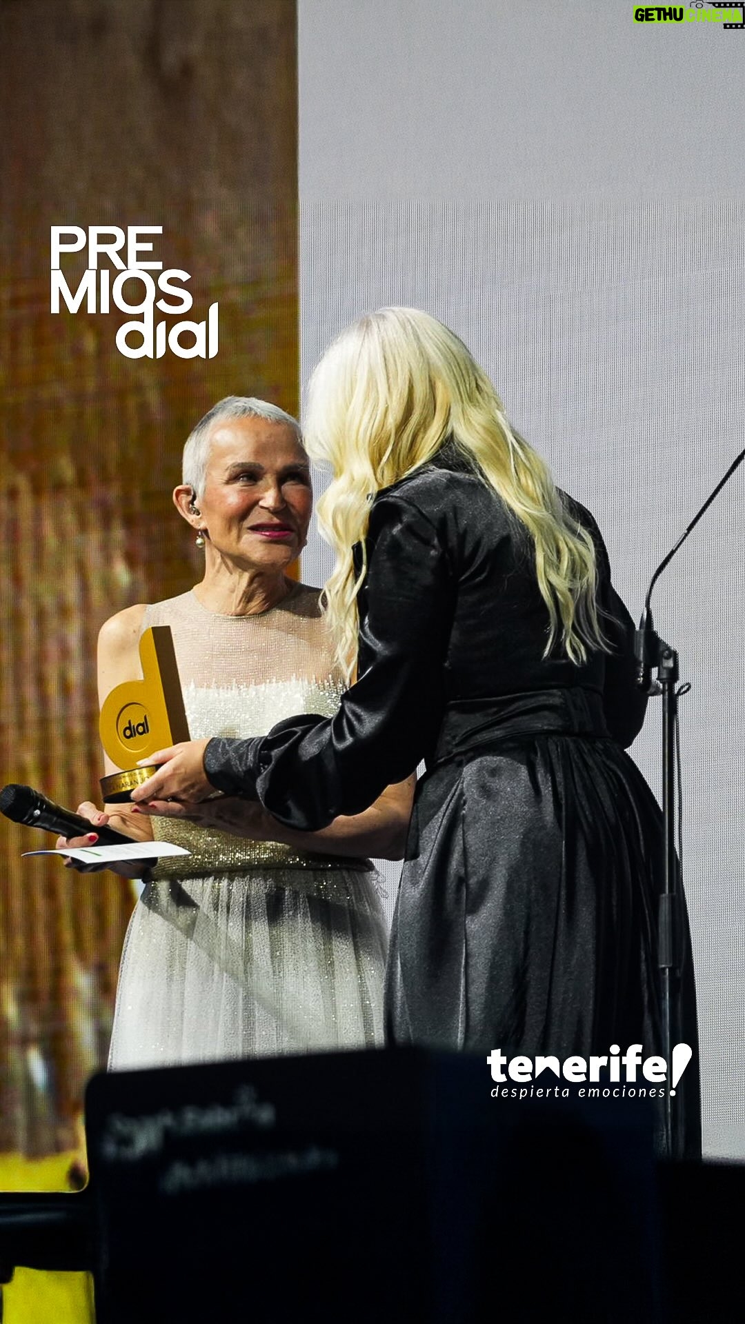 Mónica Naranjo - 135K Likes - 🥲 No estoy llorando: Tenerife, rendido ante Antonia San Juan, responsable de entregar el tercer premio a la trayectoria de la noche, con una @monicanaranjo muy emocionada

#PremiosDial Tenerife @visit_tenerife @cabildotenerife #Teneridedespiertaemociones