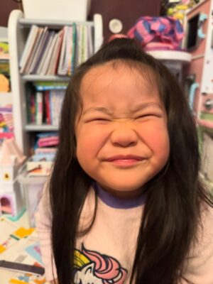 Moon Lau Instagram - ✨🎉🥳♥️新年快樂🌸🧧🥂✨
㊗️祝福大家馬年身體健康💪🏻心想事成💕財源滾滾💰萬事勝意🥰幸福快樂🌹馬到功成🐎大吉大利🍊🤩

♥️靚靚紅噹噹outfit by
@moiselleworld 

😋仲有每年一定唔少得嘅步步「糕」陞！
@ate18official