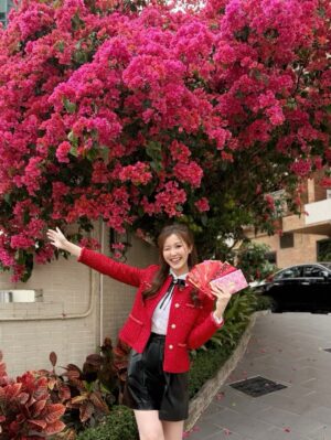 Moon Lau Instagram - ✨🎉🥳♥️新年快樂🌸🧧🥂✨
㊗️祝福大家馬年身體健康💪🏻心想事成💕財源滾滾💰萬事勝意🥰幸福快樂🌹馬到功成🐎大吉大利🍊🤩

♥️靚靚紅噹噹outfit by
@moiselleworld 

😋仲有每年一定唔少得嘅步步「糕」陞！
@ate18official
