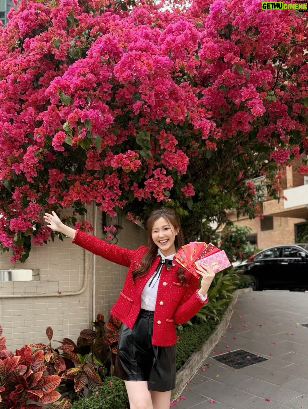 Moon Lau - 23.4K Likes - ✨🎉🥳♥️新年快樂🌸🧧🥂✨
㊗️祝福大家馬年身體健康💪🏻心想事成💕財源滾滾💰萬事勝意🥰幸福快樂🌹馬到功成🐎大吉大利🍊🤩

♥️靚靚紅噹噹outfit by
@moiselleworld 

😋仲有每年一定唔少得嘅步步「糕」陞！
@ate18official