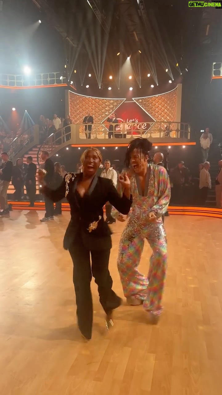 Motsi Mabuse - 45.7K Likes - Sie reden hinter unserem Rücken über uns …
und wir so 🤣🤣🤣🤣 #friendship
