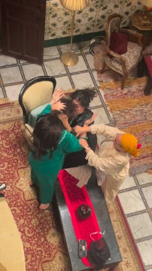 Mounia Lamkimel Instagram - ⁨	كواليس أول نتفة فحياتي.. 
ختي مونية أنا كانحبك ولكن إيمان قلبات عليها 😅
وانتموا كي جاتكم الحلقة ديال اليوم ؟⁩