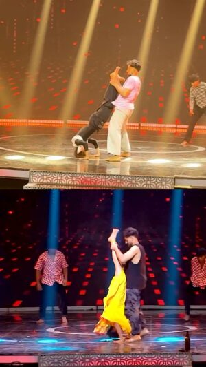 Mridhula korapati Instagram - My favourite portion 💃🏻 #jodiareyoureadyseason3
Choreography : @vardha_master and team @iam_dhanush_official._ @rishi_kumar_jodi @iam_gurunath_
Partner : @bharathraj.__