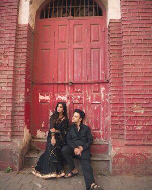 Mugdha Chaphekar Instagram - Some stories aren’t spoken… they’re simply lived in quiet glances and chai 🖤✨

Styling & Concept: @styleitupbyaashna
Photography: @yellowflower_photography_
Hair & Makeup: @makeupmissile

Krishna in @laganwedding 
Footwear: @themadrastrunk

Mugdha in @the_nud_official @sparklingbonds 
Jewellery: @styleitupstudio

#IndianAesthetic #black #pranbir #kumkumbhagya #BazaarVibes explore vintage