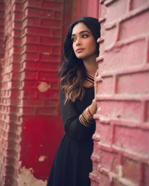 Mugdha Chaphekar Instagram - Some stories aren’t spoken… they’re simply lived in quiet glances and chai 🖤✨

Styling & Concept: @styleitupbyaashna
Photography: @yellowflower_photography_
Hair & Makeup: @makeupmissile

Krishna in @laganwedding 
Footwear: @themadrastrunk

Mugdha in @the_nud_official @sparklingbonds 
Jewellery: @styleitupstudio

#IndianAesthetic #black #pranbir #kumkumbhagya #BazaarVibes explore vintage