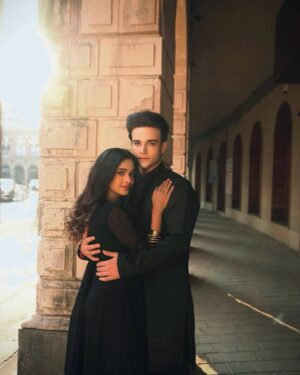 Mugdha Chaphekar Instagram - Some stories aren’t spoken… they’re simply lived in quiet glances and chai 🖤✨

Styling & Concept: @styleitupbyaashna
Photography: @yellowflower_photography_
Hair & Makeup: @makeupmissile

Krishna in @laganwedding 
Footwear: @themadrastrunk

Mugdha in @the_nud_official @sparklingbonds 
Jewellery: @styleitupstudio

#IndianAesthetic #black #pranbir #kumkumbhagya #BazaarVibes explore vintage