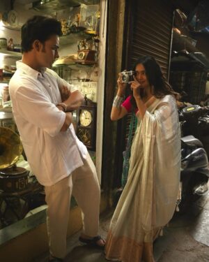 Mugdha Chaphekar Instagram - A little chaos of the bazaar, a lot of calm in each other 🤍✨

Styling & Concept: @styleitupbyaashna
Photography: @yellowflower_photography_
Hair & Makeup: @makeupmissile

Krishna in @tanoti.in
Footwear: @themadrastrunk

Mugdha in @indianweddingsaree
Jewellery: @styleitupstudio

#Pranbir #IndianAesthetic #SareeLove #BazaarVibes #kumkumbhagya