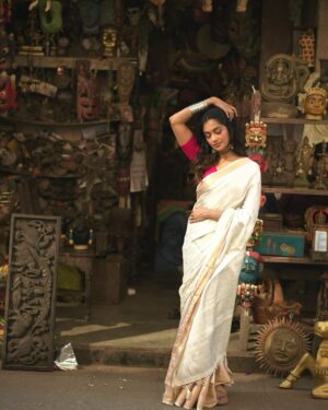 Mugdha Chaphekar Instagram - A little chaos of the bazaar, a lot of calm in each other 🤍✨

Styling & Concept: @styleitupbyaashna
Photography: @yellowflower_photography_
Hair & Makeup: @makeupmissile

Krishna in @tanoti.in
Footwear: @themadrastrunk

Mugdha in @indianweddingsaree
Jewellery: @styleitupstudio

#Pranbir #IndianAesthetic #SareeLove #BazaarVibes #kumkumbhagya