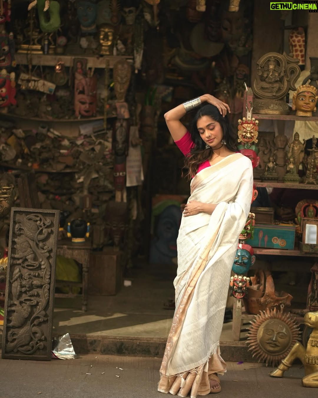 Mugdha Chaphekar - 294.3K Likes - A little chaos of the bazaar, a lot of calm in each other 🤍✨

Styling & Concept: @styleitupbyaashna
Photography: @yellowflower_photography_
Hair & Makeup: @makeupmissile

Krishna in @tanoti.in
Footwear: @themadrastrunk

Mugdha in @indianweddingsaree
Jewellery: @styleitupstudio

#Pranbir #IndianAesthetic #SareeLove #BazaarVibes #kumkumbhagya