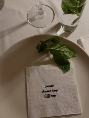 Müjde Uzman Instagram - Show must go on

#reklam