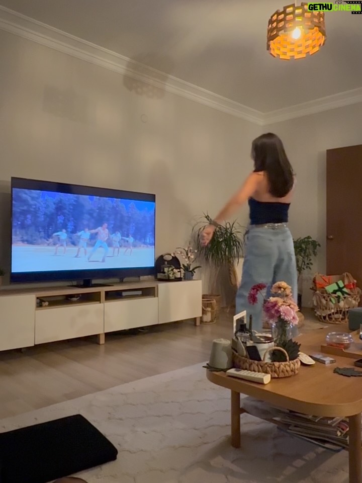 Müjde Uzman - 53.3K Likes - Show must go on

#reklam