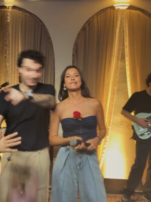 Müjde Uzman Instagram - Show must go on

#reklam