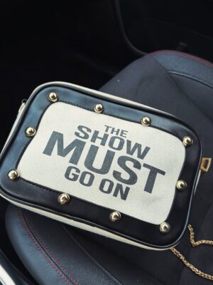 Müjde Uzman Instagram - Show must go on

#reklam
