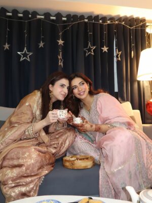 Nagma Mirajkar Instagram - wazwan, noon chai & eid vibes only 🌙💗🌸🤲🏻

nagma’s outfit: @shopmulmul 
farrhana’s outfit: @petalsnx and jewellery: @adan_creation_

#farrhanabhatt #farrhanarebellions