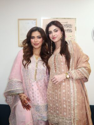 Nagma Mirajkar Instagram - wazwan, noon chai & eid vibes only 🌙💗🌸🤲🏻

nagma’s outfit: @shopmulmul 
farrhana’s outfit: @petalsnx and jewellery: @adan_creation_

#farrhanabhatt #farrhanarebellions