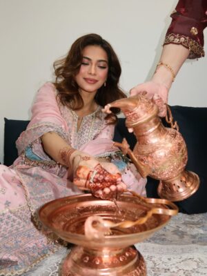 Nagma Mirajkar Instagram - wazwan, noon chai & eid vibes only 🌙💗🌸🤲🏻

nagma’s outfit: @shopmulmul 
farrhana’s outfit: @petalsnx and jewellery: @adan_creation_

#farrhanabhatt #farrhanarebellions