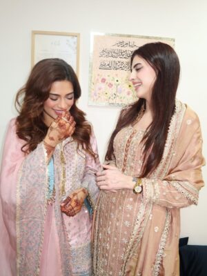 Nagma Mirajkar Instagram - wazwan, noon chai & eid vibes only 🌙💗🌸🤲🏻

nagma’s outfit: @shopmulmul 
farrhana’s outfit: @petalsnx and jewellery: @adan_creation_

#farrhanabhatt #farrhanarebellions